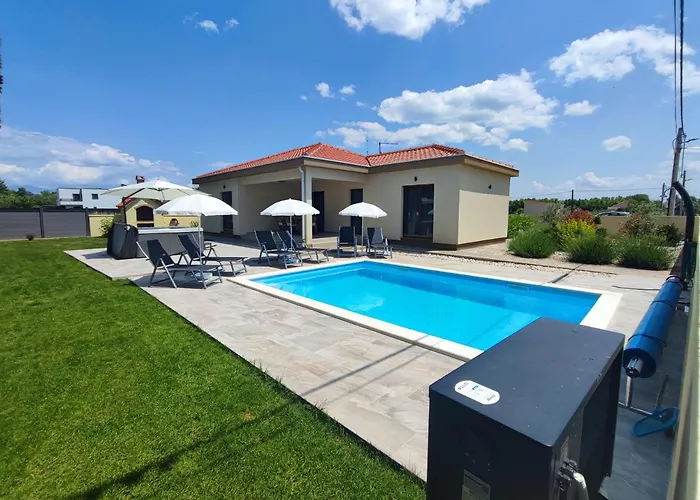 Villa Mattina, With Heated Pool And Jacuzzi