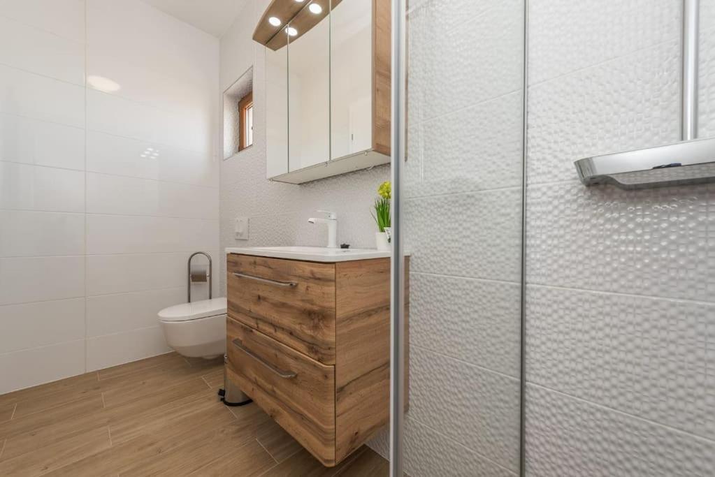 Vilă Mattina, With Heated Pool And Jacuzzi *