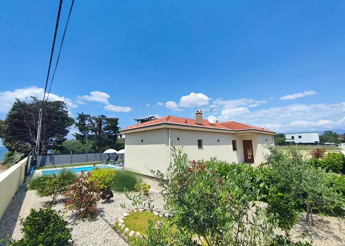 Villa Mattina, With Heated Pool And Jacuzzi