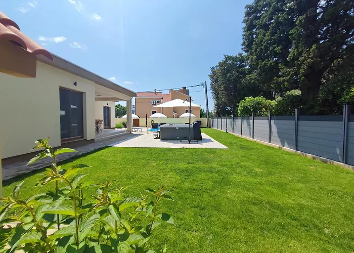 Villa Mattina, With Heated Pool And Jacuzzi