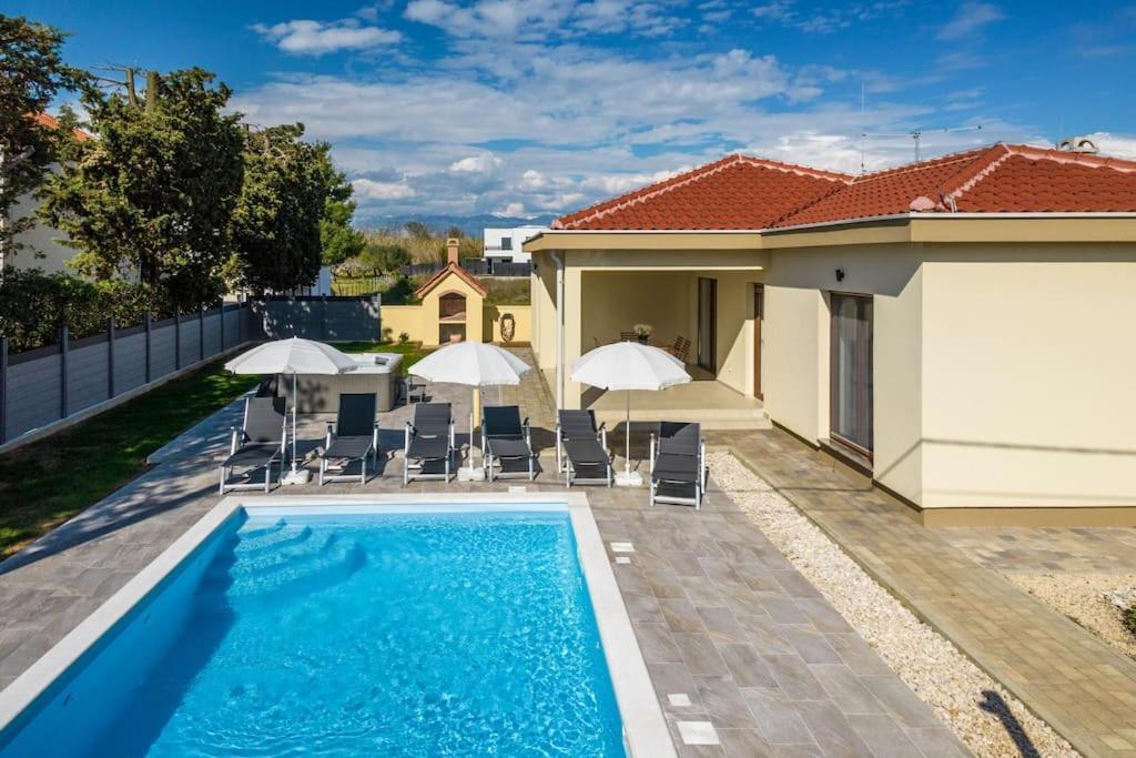 Mattina, With Heated Pool And Jacuzzi Villa *