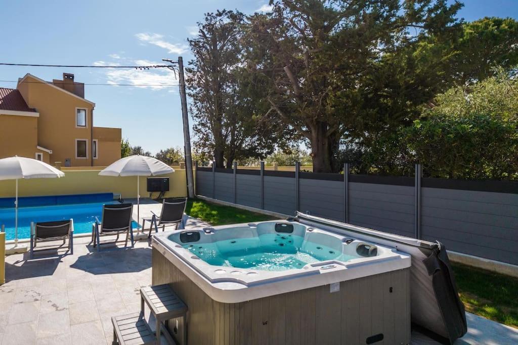Villa Mattina, With Heated Pool And Jacuzzi *