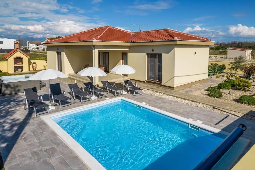 Mattina, With Heated Pool And Jacuzzi