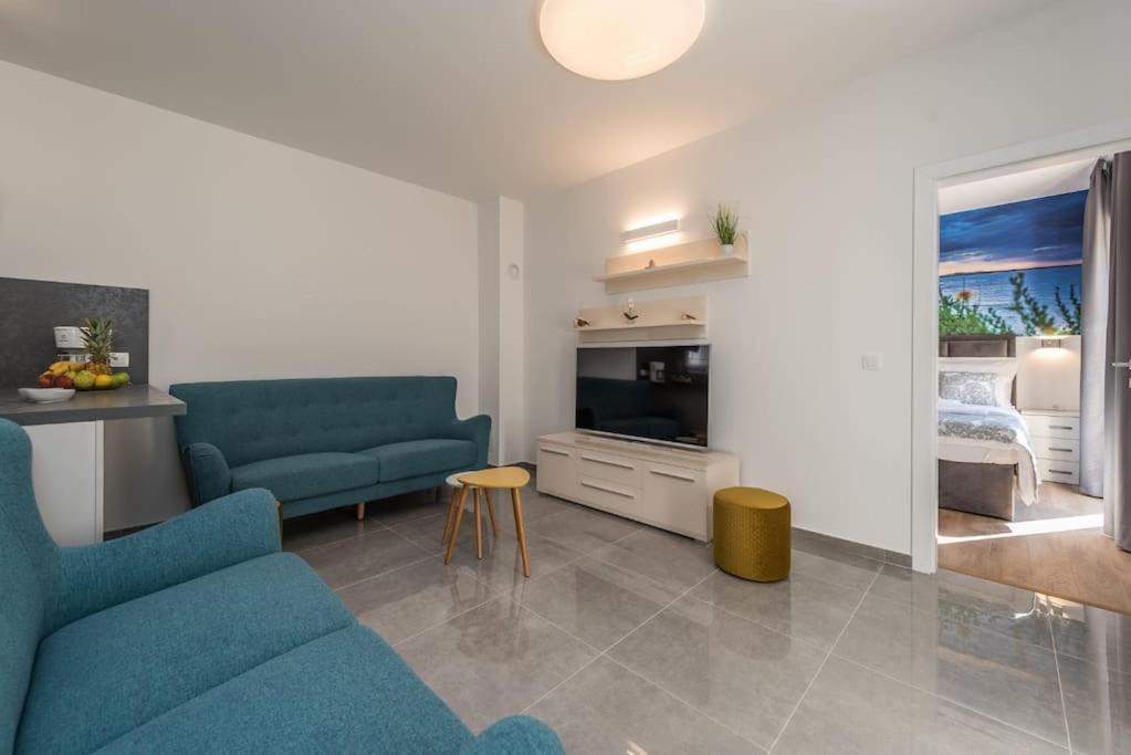 Villa Mattina, With Heated Pool And Jacuzzi