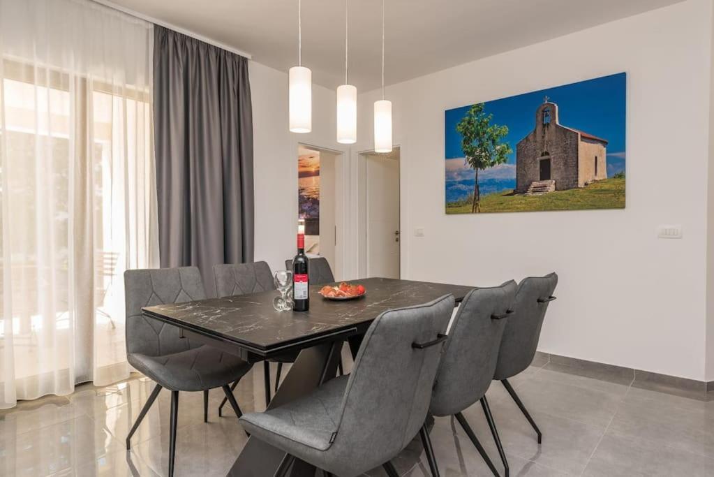 Villa Mattina, With Heated Pool And Jacuzzi