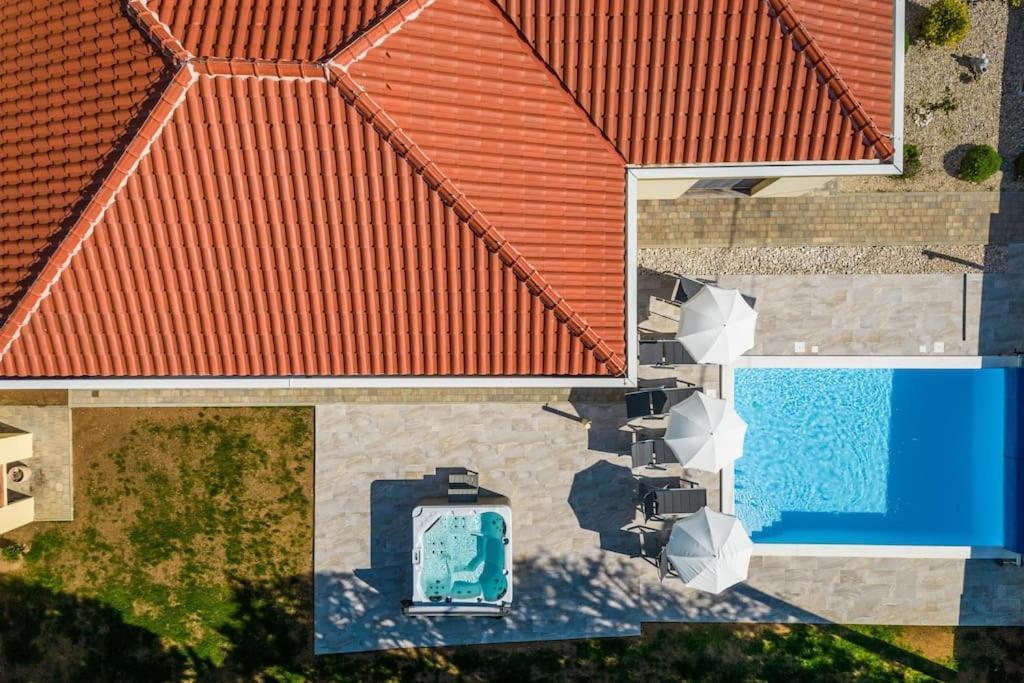 Villa Mattina, With Heated Pool And Jacuzzi *